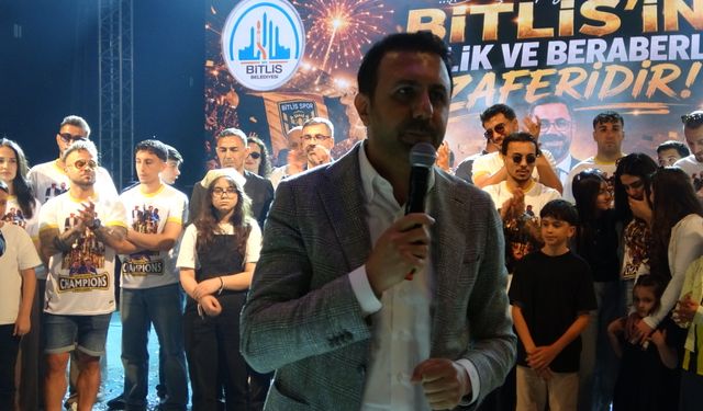 Bitlis Spor şampiyonluğu taraftarlarıyla kutladı