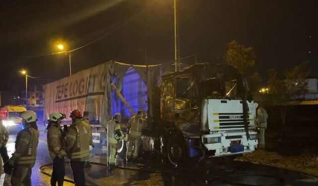 Büyükçekmece'de park halindeki TIR alev alev yandı