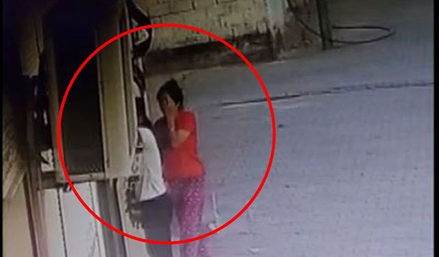 Evlerin kapılarını yoklayıp açmaya çalışan şüpheliler kamerada