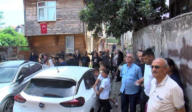 Fatih'te 2 katlı ahşap binanın çatısında çıkan yangın söndürüldü