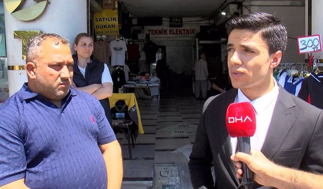 Fatih'te araçta eşini bekleyen Rumen turistin çantasını çaldılar; içindekileri alıp geri bıraktılar