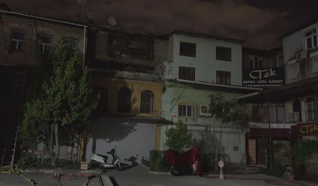 Fatih'te Büyük Valide Hanı'nın çatısında yangın çıktı -2 / Ek görüntü