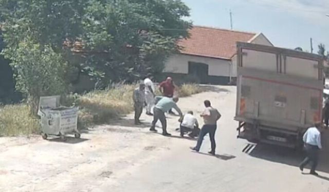 Geri giden kamyonun çarptığı kadın öldü; kaza kamerada