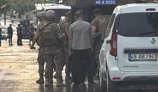 İşitme engelli kardeşini ve bir polis memurunu yaralayan şüpheli, operasyonla etkisiz hale getirildi
