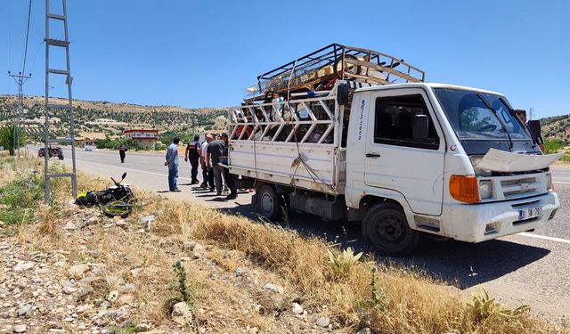 Kamyonet ile motosiklet çarpıştı; 1 ölü, 1 yaralı