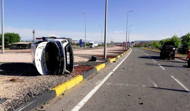 Kayseri'de iki otomobilin çarpıştığı kaza kamerada; 2 yaralı