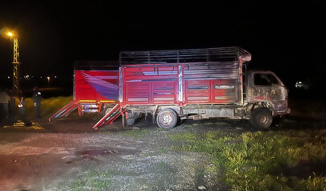Kayseri'de kundaklandığı iddia edilen 2 kamyon yandı
