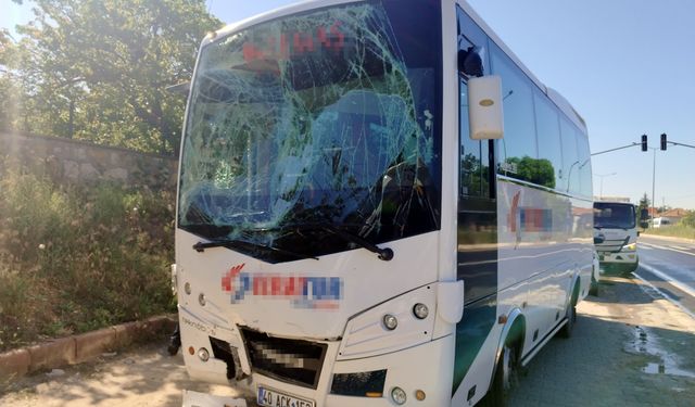 Kırşehir'de işçi servis midibüsü, minibüse çarptı: 1'i ağır 17 yaralı