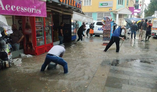 Kırşehir'de sağanak; 15 araç selde mahsur kaldı, 20 iş yerini su bastı