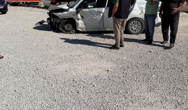 Mersin'de otomobil ile hafif ticari araç çarpıştı: 6 yaralı