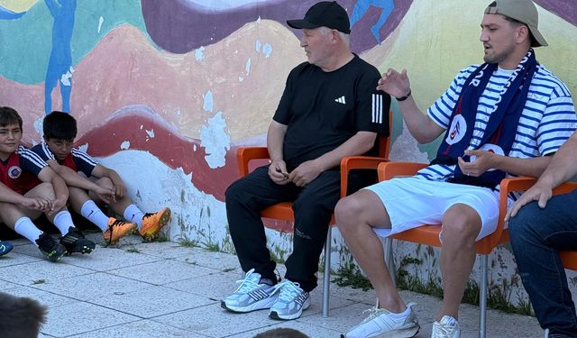 Milli futbolcu Cengiz Ünder, yetiştiği kulüpte gençlerle buluştu