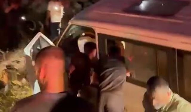 Minibüs ile çarpışan motosikletin sürücüsü öldü, 4 kişi yaralandı