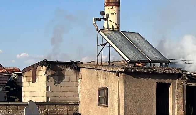 Nevşehir'de 3 katlı binanın çatısında yangın