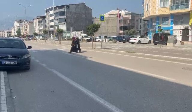 Otomobilin çarptığı kadın ağır yaralandı; kaza kamerada