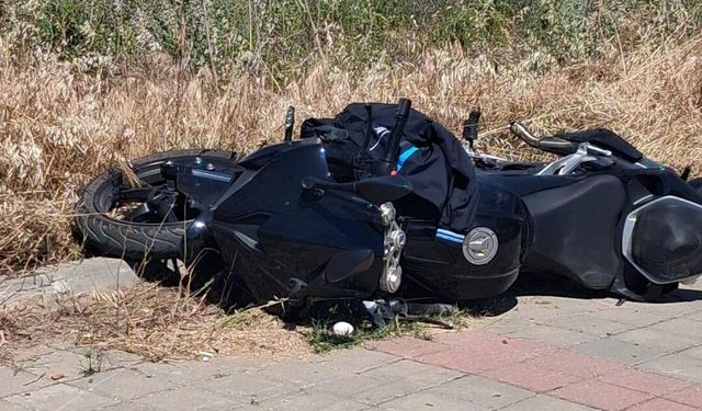 Otomobille çarpışan motosikletli genç, kask sayesinde ölümden döndü