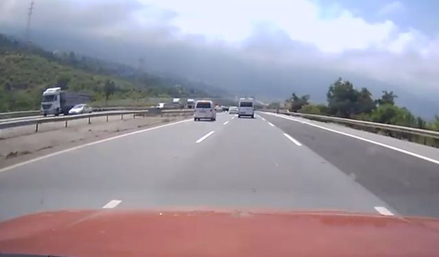 Otoyolda kamyonetin angusa çarptığı kaza kamerada