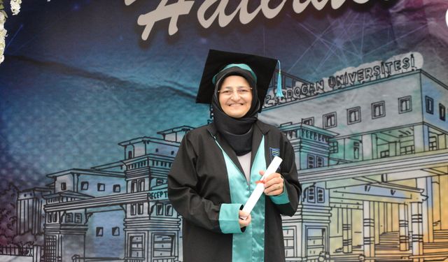 RTEÜ'de mezuniyet coşkusu; 54 yaşında iki ana dalda birinci oldu