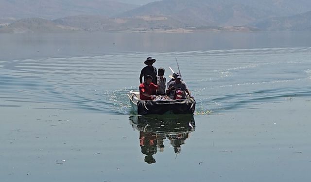 Siirt'te bahçede fenalaşan hasta, tekneyle ambulansa ulaştırıldı