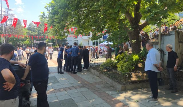Sivil polisler bıçaklı kavgaya havaya ateş açarak müdahale etti