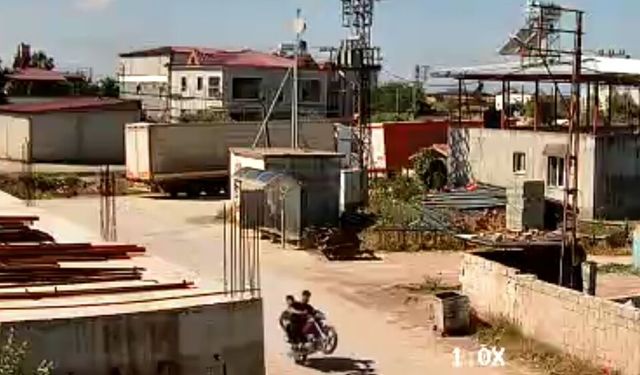 Sürücüsünün ön tekerini kaldırdığı motosiklet duvara çarptı; kaza kamerada