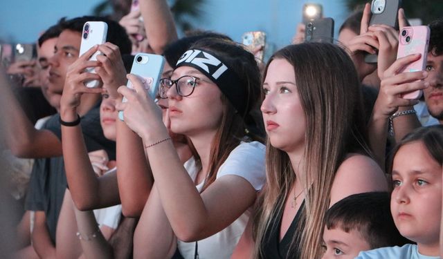 Tekirdağ Uluslararası Kiraz Festivali'nde Poizi ve Merve Özbey, sahne aldı