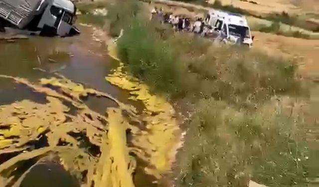 TIR, bariyerleri aşıp, dereye düştü; 3 yaralı