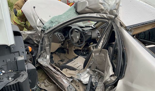 TIR ile çarpışan otomobilin sürücüsü yaralandı