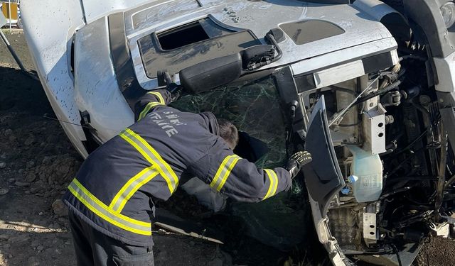 TIR ile otomobil kafa kafaya çarpıştı: 1'i ağır, 4 yaralı