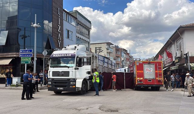 TIR'ın çarptığı yaya öldü; kaza kamerada