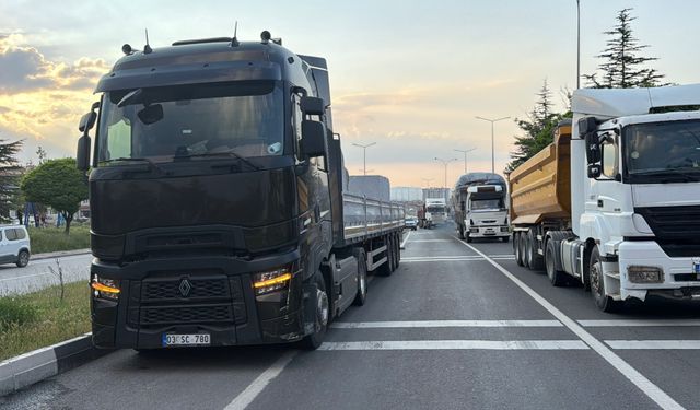 TIR'la çarpışan otomobil takla atıp karşı şeride geçti; 1 ölü, 2 yaralı