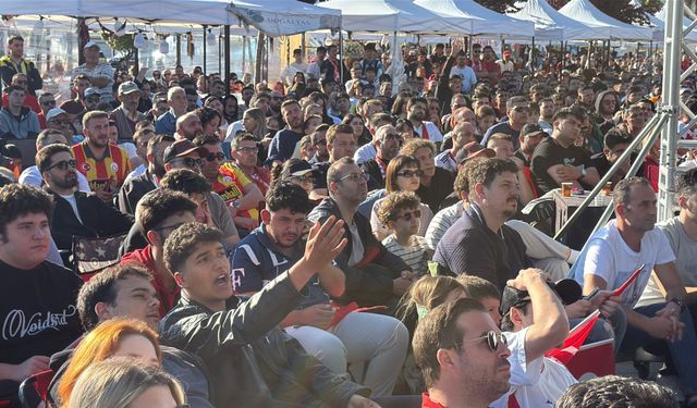 Yalova'da dev ekran karşısında milli maç heyecanı