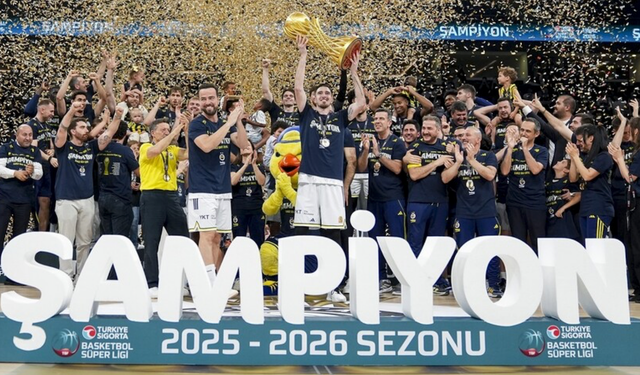 Fenerbahçe Beko şampiyonluk kupasını aldı