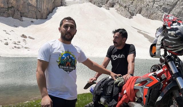 2 bin 500 metre rakımdaki buzul gölünde kayak