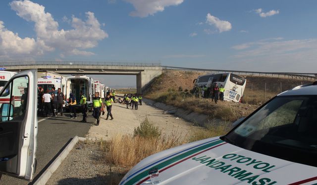 Aksaray'da 1 kişinin öldüğü, 43 kişinin yaralandığı otobüs kazasında, şoför tutuklandı