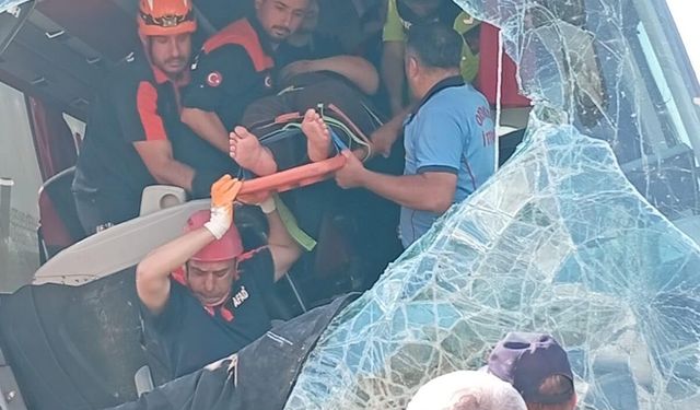 Aksaray'da otobüs yoldan çıktı; yaralılar var (1)
