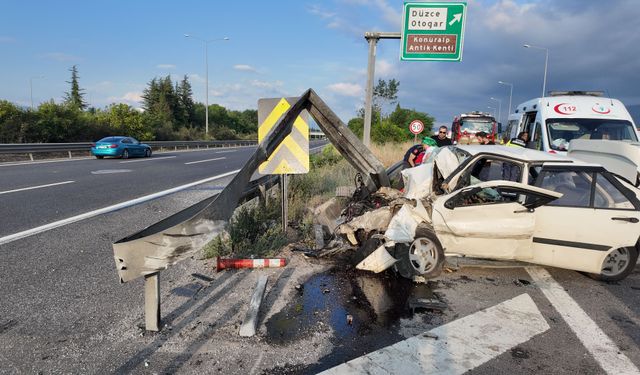 Anadolu Otoyolu'nda otomobil bariyere çarptı 3 yaralı