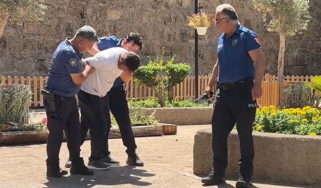 Antalya'da tarihi kapı önünde taşlı ve delici aletli kavga
