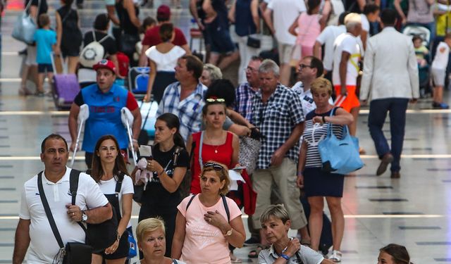 Antalya'ya 6 ayda hava yoluyla 5 milyon 574 bin 375 turist geldi