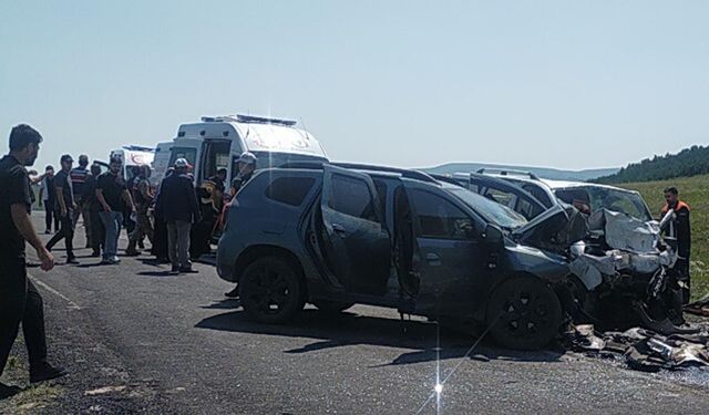 Ardahan'da 3 araç zincirleme kazaya karıştı; 3 ölü, 4 yaralı