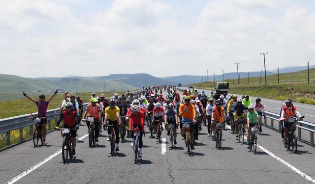 Ardahan'da Bisiklet Festivali'nde bin kişi pedal çevirdi
