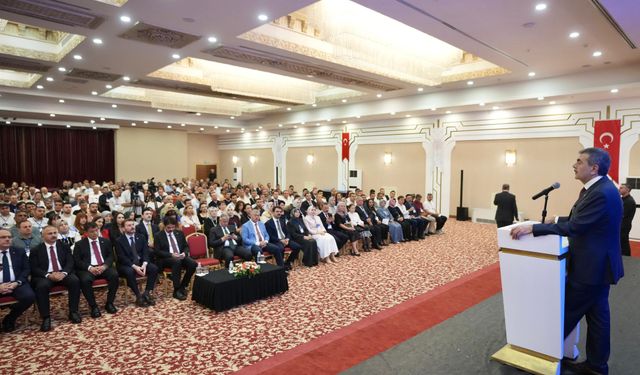 Bakan Tekini yurt dışında görevlendirilecek öğretmenlerle bir araya geldi