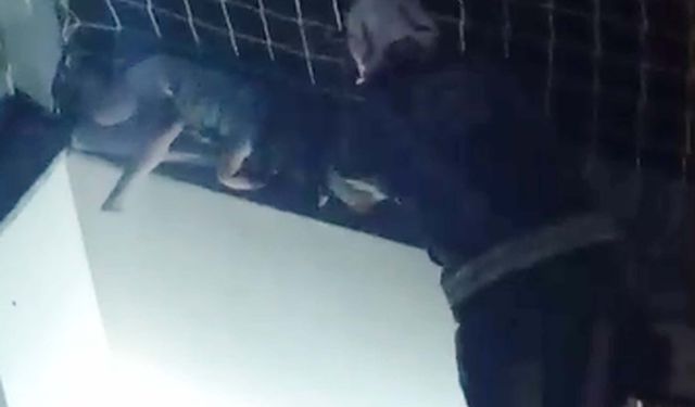 Balkon filesine takılan çocuğu itfaiye kurtardı