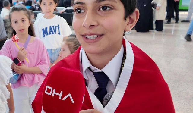 Başarılı hafızlar, 15 gün sürecek Kabe yolculuğuna çıktı