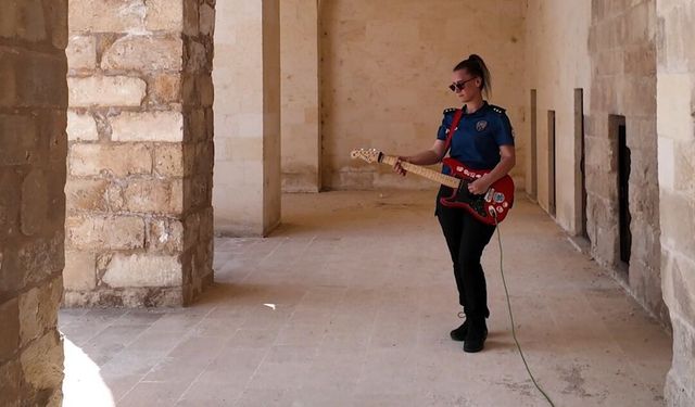 Batman polisi, Hasankeyf'in tarihi dokusu ile müziği buluşturdu