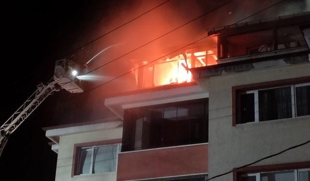 Bolu'da bir apartmanın çatı katı alev alev yandı