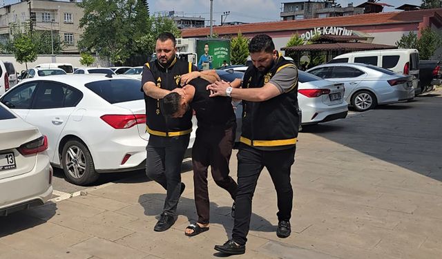 Çarşaf giyip, maymuncukla kapısını açtıkları evden altın ve para çaldılar