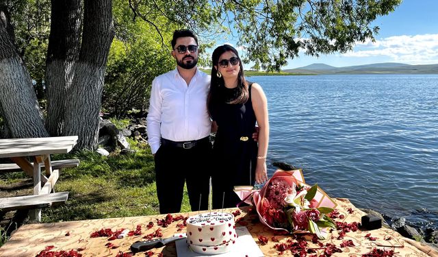 Çıldır Gölü'nde teknede evlilik teklifi