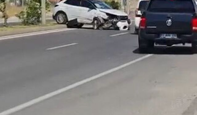 Cip, park halindeki otomobile çarptı, yaya son anda kurtuldu; kaza anı kamerada