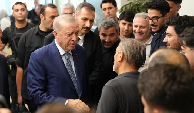 Cumhurbaşkanı Erdoğan, AK Parti İstanbul İl Başkanlığı'nı ziyaret etti