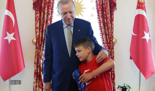 Cumhurbaşkanı Erdoğan, 'Nefret Etme, Kek Yap' kampanyasıyla tanınan otizmli Joshua Harris'i kabul etti